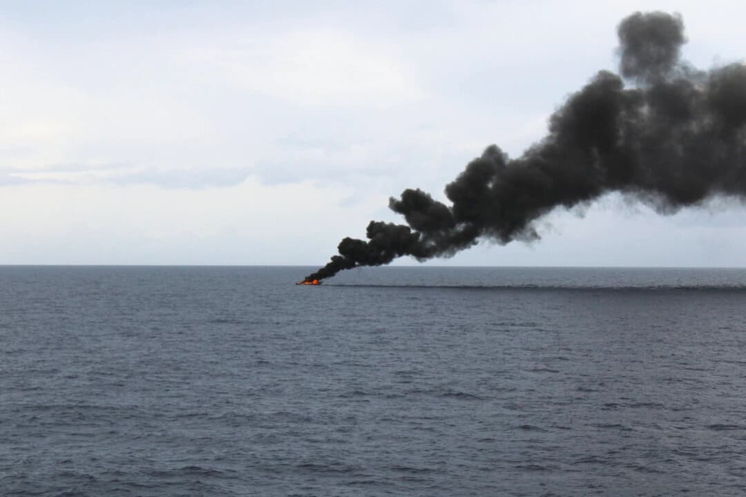 Embarcación que presuntamente transportaba drogas arde al día siguiente de que la tripulación del guardacostas Diligence (WMEC 616) le disparara en el mar Caribe, el 7 de septiembre de 2025. (Foto de la Guardia Costera de EE. UU.)