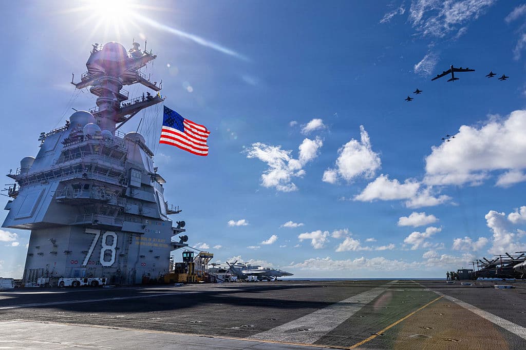 Fotografía proporcionada por la Armada de los EE. UU., el USS Gerald R. Ford (CVN 78), los F/A-18E/F Super Hornet asignados a los Escuadrones de Caza y Ataque 31, 37, 87 y 213 del Ala Aérea Embarcada Ocho, y un bombardero B-52 Stratofortress de la Fuerza Aérea de los EE. UU. operan como una fuerza conjunta multidominio el 13 de noviembre de 2025. (Foto de Paige Brown/Armada de los EE. UU. vía Getty Images)