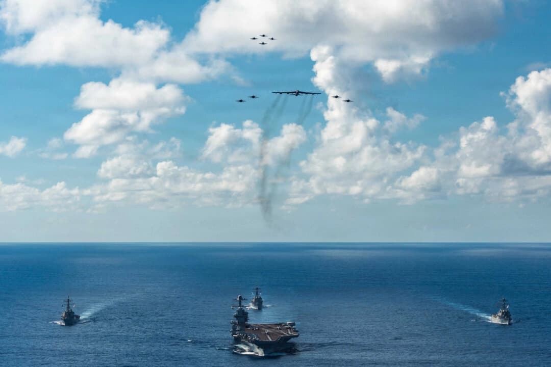 El Grupo de Ataque del Portaaviones Gerald R. Ford de la Armada de los Estados Unidos, incluyendo el buque insignia USS Gerald R. Ford (CVN 78), opera como una fuerza conjunta multidominio con un bombardero B-52 Stratofortress de la Fuerza Aérea de los Estados Unidos, el 13 de noviembre de 2025. (Suboficial de Tercera Clase Gladjimi Balisage/Armada de los Estados Unidos)