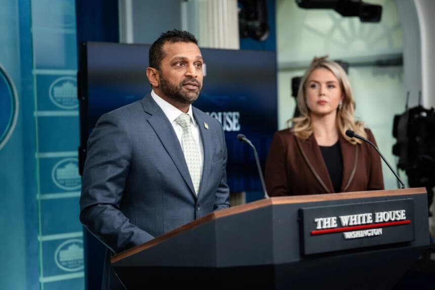 El director del FBI, Kash Patel (izquierda), y la secretaria de prensa de la Casa Blanca, Karoline Leavitt (derecha), hablan durante una rueda de prensa en la Casa Blanca en Washington el 12 de noviembre de 2025. Madalina Kilroy/The Epoch Times