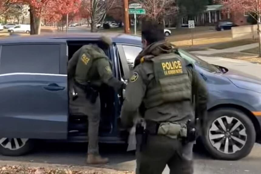 Esta imagen, tomada de un vídeo proporcionado por Rheba Hamilton, muestra a agentes de la Patrulla Fronteriza de EE. UU. abandonando un patio tras acercarse a dos hombres que colgaban luces en Charlotte, Carolina del Norte, el 15 de noviembre de 2025. Rheba Hamilton vía AP
