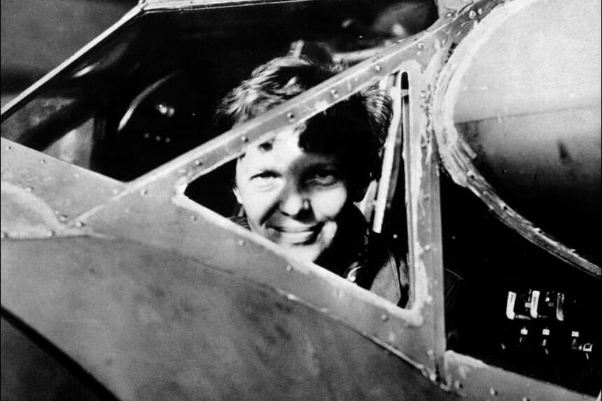 Fotografía sin fecha tomada en los años 30 de la aviadora estadounidense Amelia Earhart mirando a través de la ventanilla de la cabina de su avión. Amelia Earhart fue la primera mujer en cruzar el Atlántico como pasajera, en 1928, y luego realizó un vuelo en solitario en 1932. En 1935 voló en solitario desde Hawái a California. En 1937, junto con Fred Noonan, se propusieron dar la vuelta al mundo, pero su avión se perdió sobre el Pacífico el 2 de julio. (STAFF/AFP a través de Getty Images).