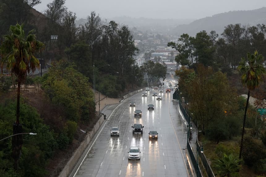 Automovilistas se dirigen al centro de la ciudad durante una intensa tormenta atmosférica, el 15 de noviembre de 2025 en Los Ángeles, California. (Mario Tama/Getty Images)