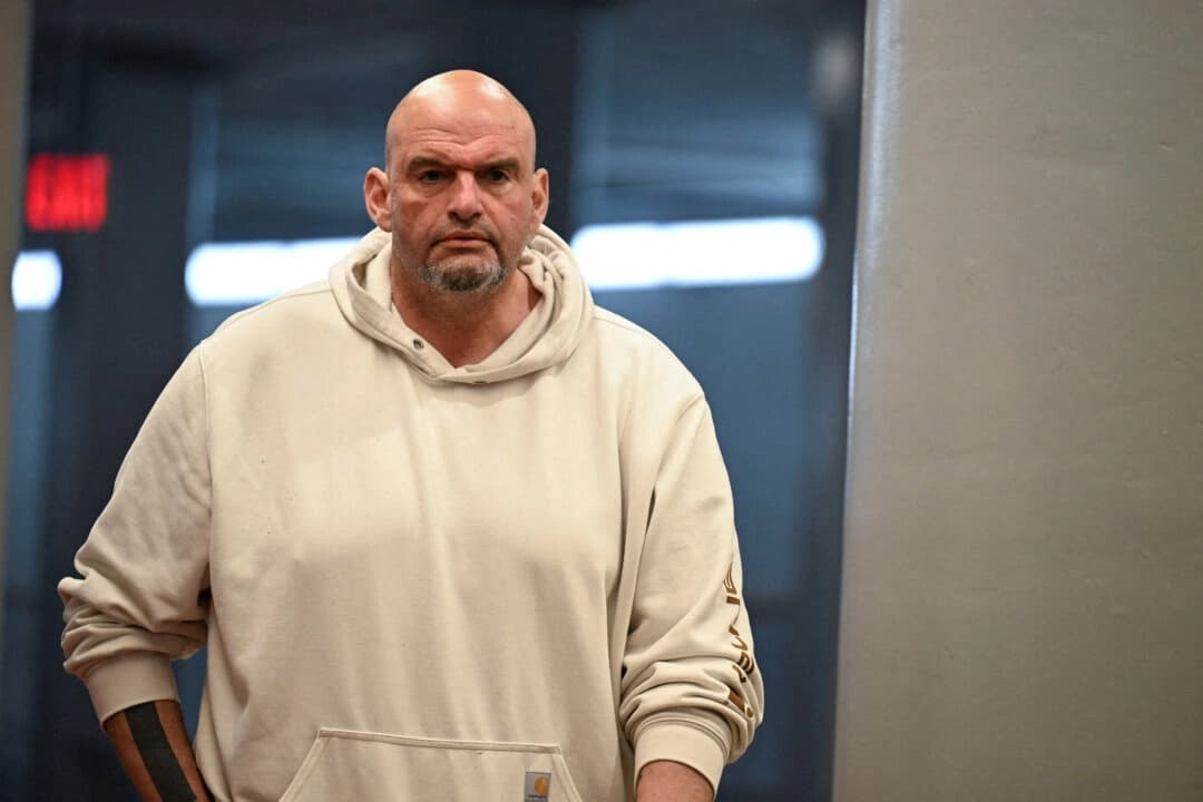 El senador John Fetterman (D-Pa.) se dirige al hemiciclo del Senado en el Capitolio, en Washington, el 14 de marzo de 2025. (Annabelle Gordon/Reuters)