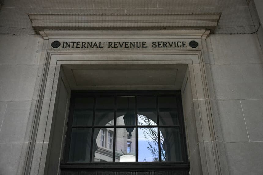Vista de la sede del Servicio de Impuestos Internos (IRS) en Washington D. C., el 15 de abril de 2025. (JIM WATSON/AFP a través de Getty Images)