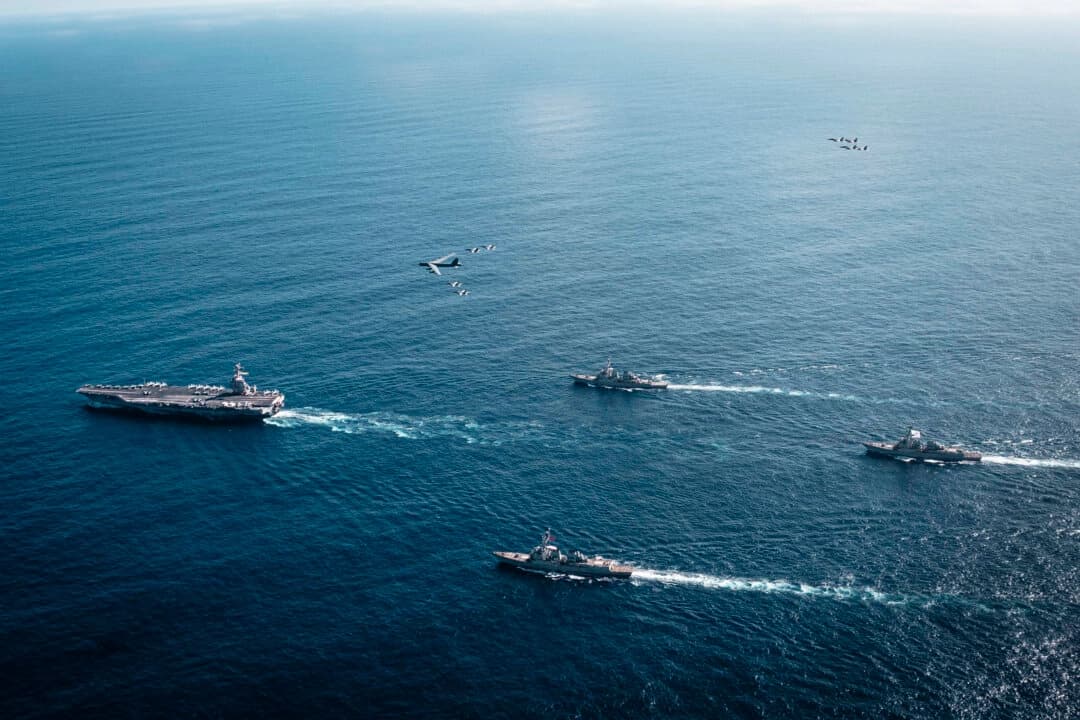 El Grupo de Ataque del Portaaviones Gerald R. Ford de la Marina de los Estados Unidos, incluido el buque insignia USS Gerald R. Ford (izquierda), el 13 de noviembre de 2025. (Contramaestre de tercera clase Tajh Payne/Marina de los Estados Unidos)