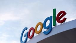 Condenan a exingeniero de Google por robar secretos de infraestructura de IA para empresas chinas