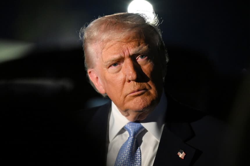 WEST PALM BEACH, FLORIDA - 16 DE NOVIEMBRE: El presidente de Estados Unidos, Donald Trump, habla con los periodistas antes de subir al Air Force One el 16 de noviembre de 2025 en el Aeropuerto Internacional de Palm Beach, en West Palm Beach, Florida. Trump pasó el fin de semana en su club Mar-A-Lago, en Palm Beach, Florida. (Foto de Roberto Schmidt/Getty Images).