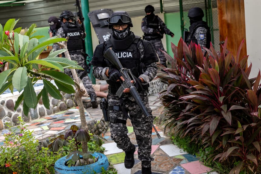 Policía Nacional Ecuatoriana realiza una redada en la condición de un presunto narcotraficante el 11 de febrero de 2024 en Tonsupa, Ecuador. (Foto de John Moore/Getty Images)