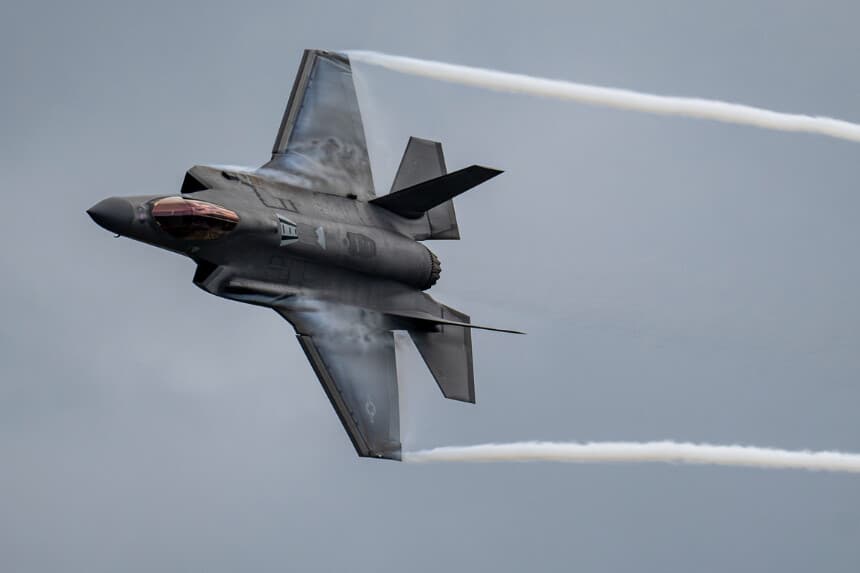 La comandante Melanie "Mach" Kluesner, piloto del equipo de demostración del F-35A de la Fuerza Aérea de los Estados Unidos, realiza maniobras aéreas durante una demostración en el Salón Aeronáutico Internacional de Oregón, celebrado en Hillsboro (Oregón) el 17 de mayo de 2025. (Fotografía de la Fuerza Aérea de los Estados Unidos tomada por el aviador superior Nicholas Rupiper).