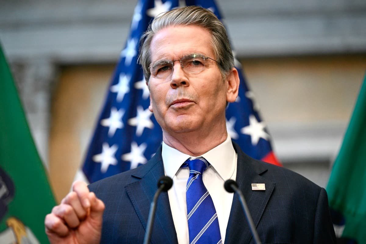 El secretario del Tesoro, Scott Bessent, habla al margen de las reuniones anuales del FMI y el Banco Mundial en Washington, el 15 de octubre de 2025. (Brendan Smialowski/AFP)