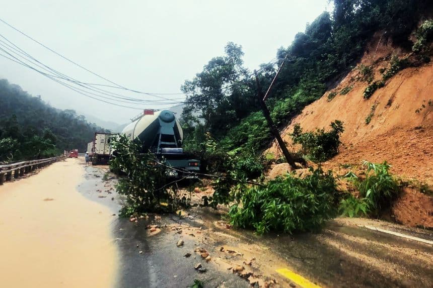 Esta foto muestra vehículos atascados en una carretera dañada tras los deslizamientos de tierra provocados por las fuertes lluvias, en el paso de Khanh Le, en la provincia de Khanh Hoa, en Vietnam el 17 de noviembre de 2025. (VU XUAN TRIEU/Agencia de Noticias de Vietnam (VNA)/AFP a través de Getty Images)