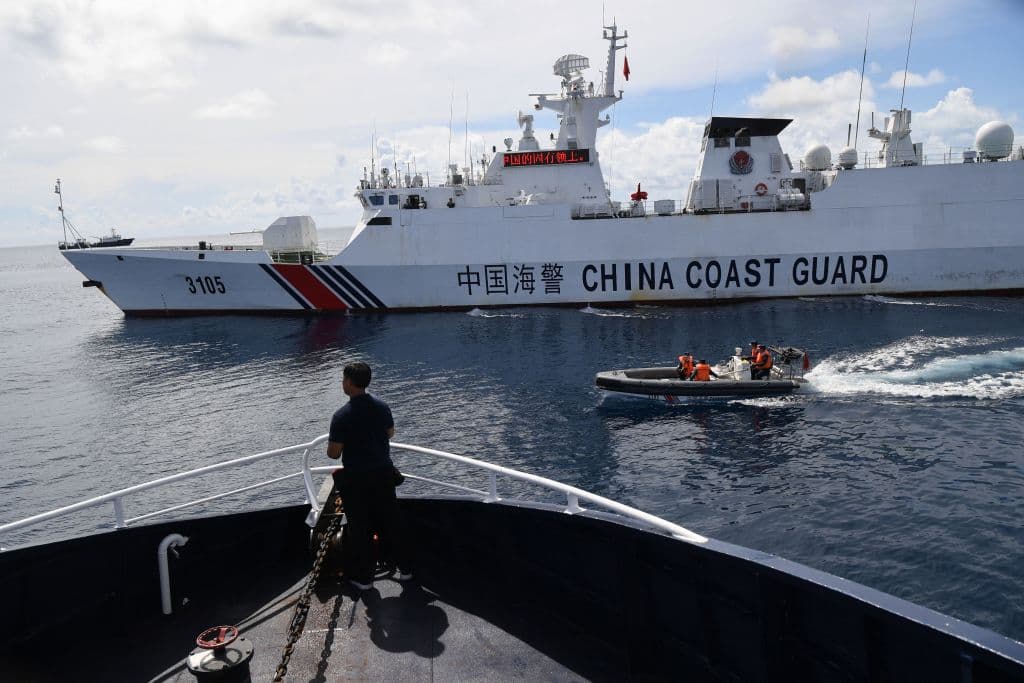 Barco de la guardia costera china (derecha) bloqueando un barco de la Oficina de Pesca y Recursos Acuáticos de Filipinas (BFAR) (izquierda), el 22 de septiembre de 2023. (Foto de TED ALJIBE/AFP a través de Getty Images)