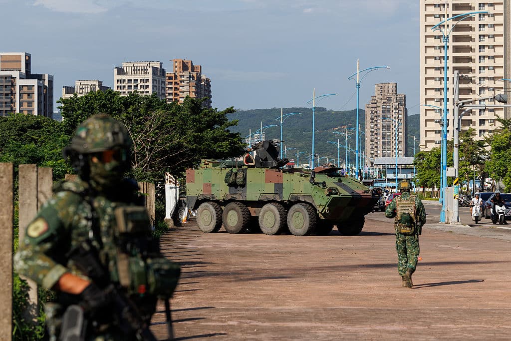 Un vehículo CM-34 Clouded Leopard, oficialmente denominado Vehículo de Combate de Infantería de Taiwán (TIFV), se despliega cerca del puerto de Taipéi como parte de las maniobras militares anuales Han Kuang en Nuevo Taipéi el 15 de julio de 2025. (Foto de CHENG Yu-chen / AFP) (Foto de CHENG YU-CHEN/AFP a través de Getty Images)