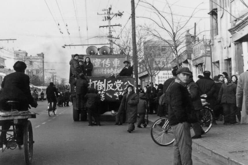 Guardias Rojos chinos viajan en un camión con consignas y megáfonos en Beijing en enero de 1967, durante la "gran revolución cultural proletaria". Desde que se inició la revolución cultural en mayo de 1966 en la Universidad de Beijing, el objetivo de Mao era recuperar el poder tras el fracaso del "Gran Salto Adelante". El movimiento iba dirigido contra aquellos "líderes del partido en el poder que tomaban el camino capitalista". (Foto de JEAN VINCENT / AFP) (Foto de JEAN VINCENT/AFP a través de Getty Images).