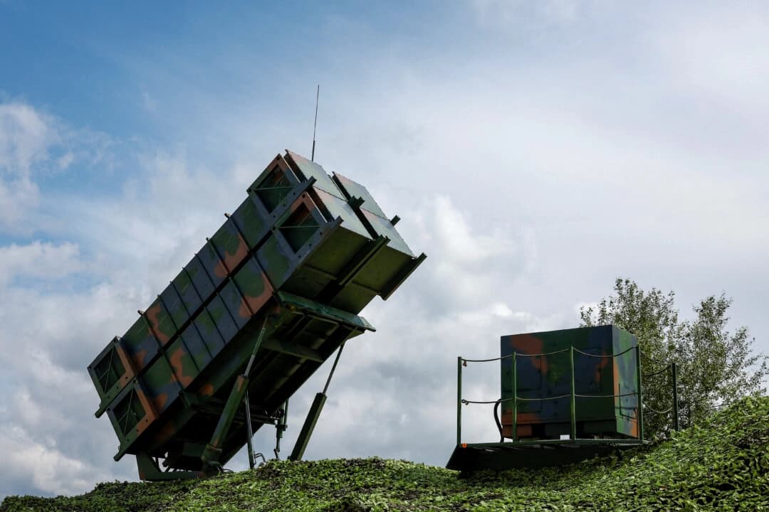 Un lanzador del sistema de defensa aérea Patriot de la Fuerza Aérea de Ucrania en tierra, en una ubicación no revelada de Ucrania, el 4 de agosto de 2024. (Valentyn Ogirenko/Reuters)