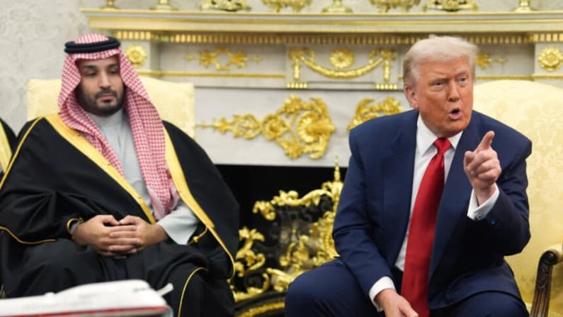 Trump dice que ABC debería perder su licencia tras las preguntas de una periodista