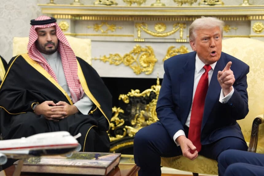 El presidente Donald Trump señala a una periodista mientras se reúne con el príncipe heredero de Arabia Saudí, Mohammed bin Salman, en el Despacho Oval de la Casa Blanca, el 18 de noviembre de 2025. Evan Vucci/AP Photo