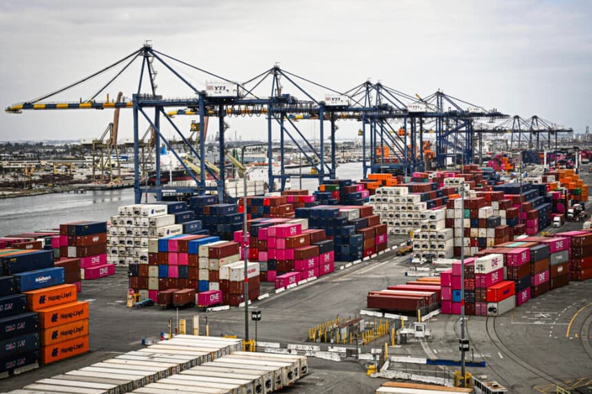 Contenedores de transporte apilados mientras las grúas descargan buques mercantes en el puerto de Los Ángeles, en San Pedro (California), el 15 de abril de 2025. Patrick T. Fallon/AFP a través de Getty Images.