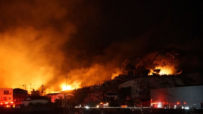 Fuego devora 170 viviendas en Japón y obliga a evacuar barrios enteros