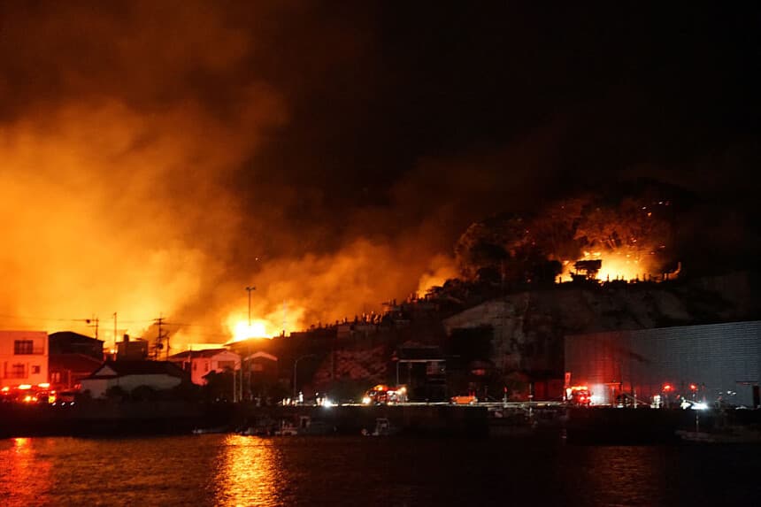 Vista general de la escena de un gran incendio en una zona residencial de Saganoseki, ciudad de Oita, a última hora del 18 de noviembre de 2025. Una persona estaba desaparecida y otras 175 fueron evacuadas tras un gran incendio que arrasó una zona residencial en Japón, según informó el gobierno local el 19 de noviembre. (STR/JIJI Press/AFP a través de Getty Images)