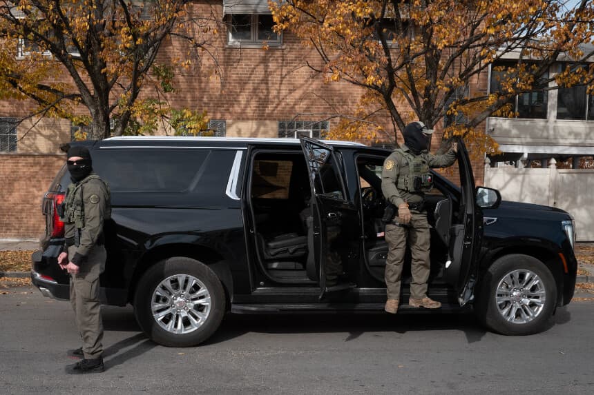 Agentes federales montan guardia mientras son increpados por residentes tras detener una caravana que circulaba por el barrio de Brighton Park en Chicago, Illinois, el 6 de noviembre de 2025. (Foto de Scott Olson/Getty Images)