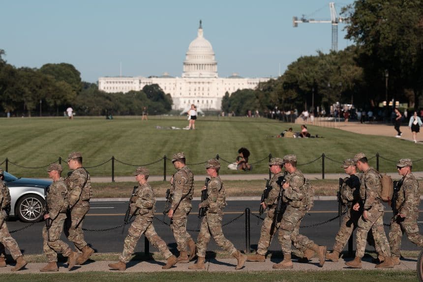Una unidad de la Guardia Nacional patrulla el National Mall el 30 de agosto de 2025 en Washington, DC. (Andrew Leyden/Getty Images)