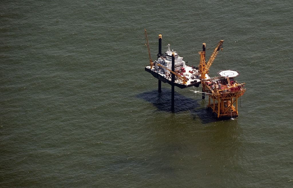 Una plataforma petrolífera en alta mar en el Golfo de México, cerca de Grand Isle, Luisiana, el 12 de junio de 2010. FOTO DE AFP / Saul LOEB (El crédito de la foto debe leer SAUL LOEB/AFP a través de Getty Images)