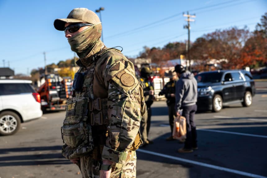 CHARLOTTE, CAROLINA DEL NORTE - 19 DE NOVIEMBRE: Agentes de la Patrulla Fronteriza de los Estados Unidos interrogan a un comprador fuera de una tienda Home Depot el 19 de noviembre de 2025 en Charlotte, Carolina del Norte. Los agentes federales continuaron buscando inmigrantes indocumentados durante la Operación Charlotte's Web, al tiempo que ampliaban sus operaciones a otras partes de Carolina del Norte. (Foto de John Moore/Getty Images).
