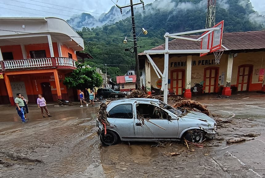 Fotografía de archivo que muestra un vehículo en una zona afectada por las fuertes lluvias en Huehuetla (EFE/David Martínez Pelcastre)