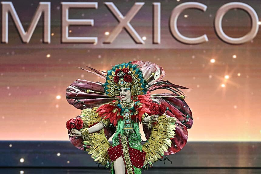 La señorita México, Fátima Bosch, desfila por el escenario durante la presentación de los trajes nacionales de Miss Universo 2025 en la provincia de Nonthaburi, al norte de Bangkok, el 19 de noviembre de 2025. (LILLIAN SUWANRUMPHA/AFP vía Getty Images)