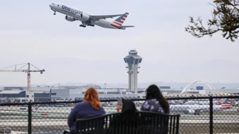 FAA concede bonificaciones a 776 trabajadores de tráfico aéreo que mantuvieron su trabajo en el cierre