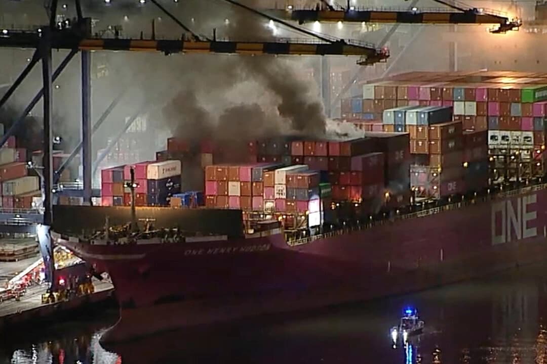 Incendio y explosión en portacontenedores del Puerto de Los Ángeles: más de 100 bomberos en acción