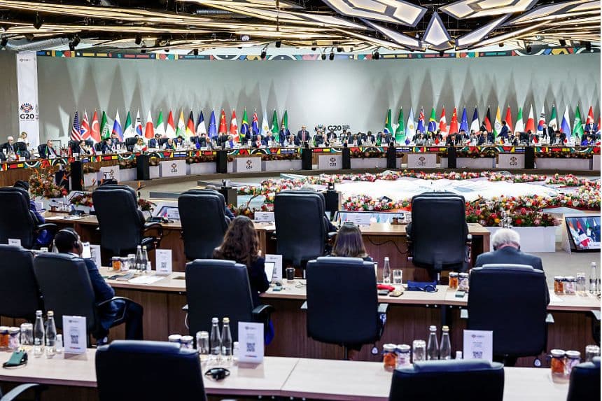 Vista general de la sesión plenaria del segundo día de la Cumbre de Líderes del G20 en el Centro de Exposiciones Nasrec de Johannesburgo, el 23 de noviembre de 2025. (Marco Longari/POOL/AFP vía Getty Images)