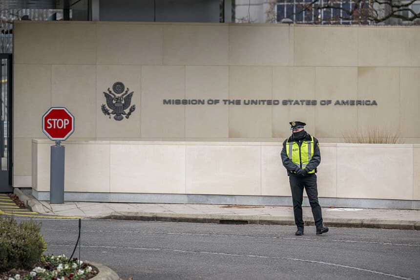 Un agente de seguridad estadounidense monta guardia en la Misión de los Estados Unidos de América en Ginebra, el 23 de noviembre de 2025, antes de las conversaciones sobre el plan estadounidense para poner fin a la guerra en Ucrania. (Fabrice COFFRINI / AFP a través de Getty Images)