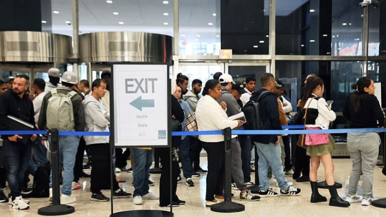 El gobierno de EE. UU. no puede extender deportaciones rápidas de inmigrantes, según ordena corte