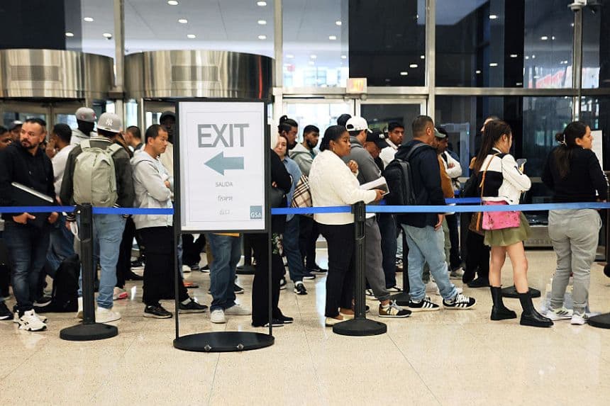 La gente espera entrar en la oficina local de Inmigración y Control de Aduanas (ICE) en el edificio federal Jacob K. Javitz, el 8 de septiembre de 2025 en la ciudad de Nueva York. (Michael M. Santiago/Getty Images)