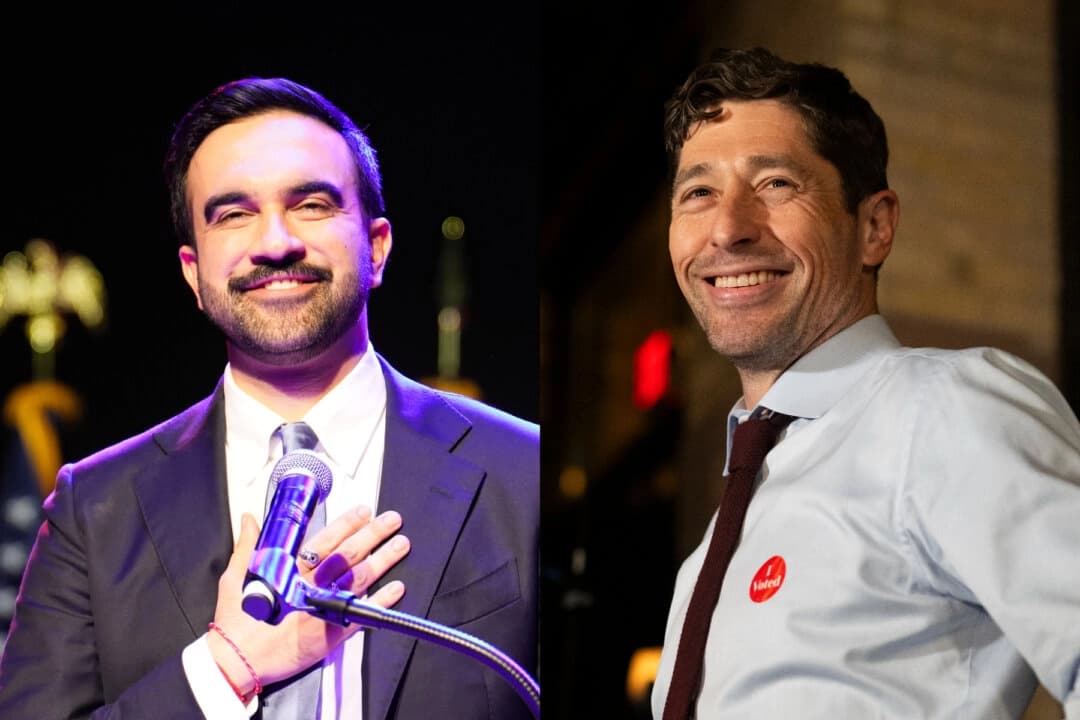 (Izquierda) El alcalde electo de la ciudad de Nueva York, Zohran Mamdani, habla en Brooklyn, NY, el 4 de noviembre de 2025. (Derecha) El alcalde de Minneapolis, Jacob Frey, habla en una fiesta de la noche electoral en Minneapolis el 4 de noviembre de 2025. (Stephen Maduren/Getty Images; Adhiraj Chakrabarti para The Epoch Times)