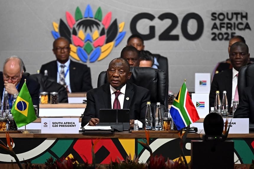 El presidente sudafricano Cyril Ramaphosa durante la sesión plenaria inaugural de la Cumbre del G20 el 22 de noviembre de 2025 en Johannesburgo, Sudáfrica, antes de la Cumbre del G20. (Leon Neal/Getty Images)
