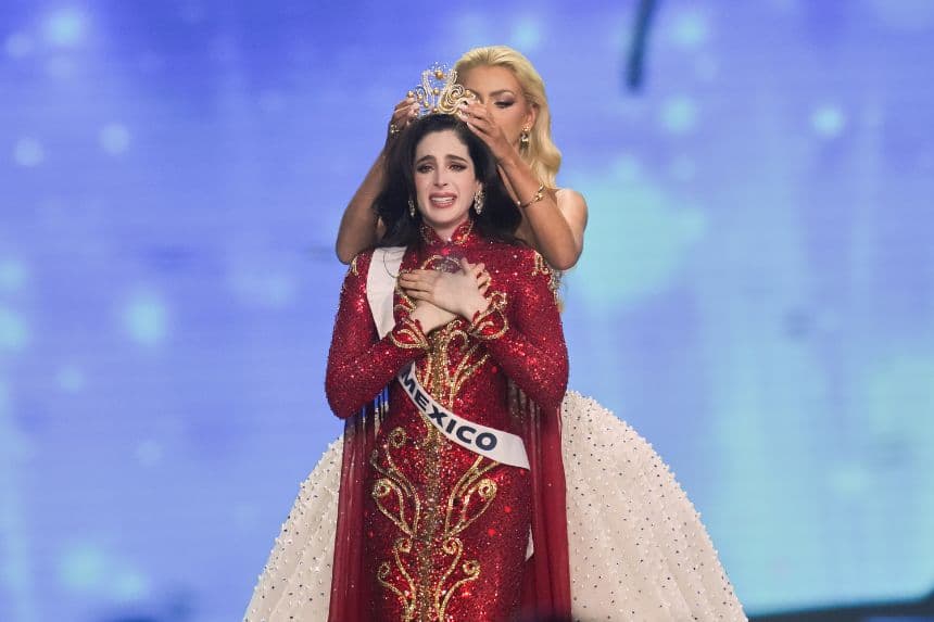 La Miss México, Fátima Bosch, celebra su victoria en el certamen de Miss Universo 2025 en Nonthaburi, al norte de Bangkok, en la provincia de Nonthaburi, Tailandia, el viernes 21 de noviembre de 2025. (AP/Sakchai Lalit)