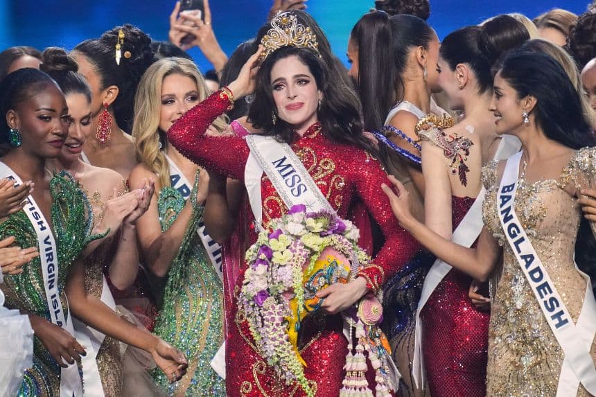 La Miss México, Fátima Bosch, celebra su victoria en el certamen de Miss Universo 2025 en Nonthaburi, al norte de Bangkok, en la provincia de Nonthaburi, Tailandia, el viernes 21 de noviembre de 2025. (AP/Sakchai Lalit)
