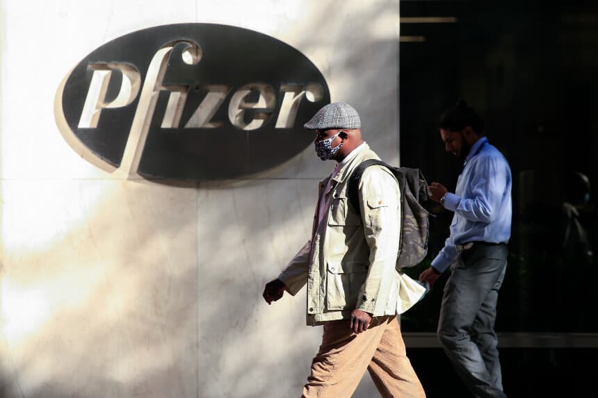La gente pasa por la sede mundial de Pfizer en Nueva York el 9 de noviembre de 2020. (Foto de Kena Betancur/AFP via Getty Images)