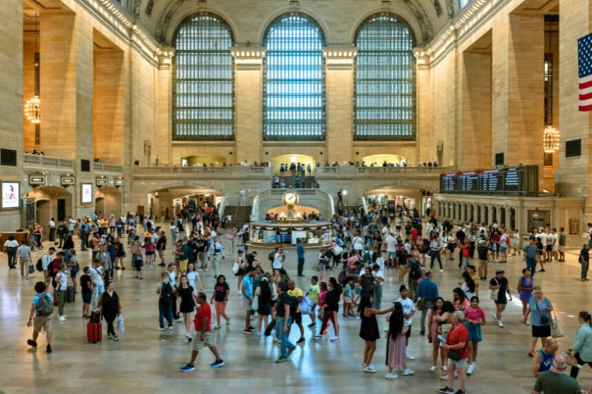 La gente se desplaza por la estación Grand Central Terminal un día antes de la festividad del 4 de julio, el 3 de julio de 2024, en la ciudad de Nueva York. (Spencer Platt/Getty Images)