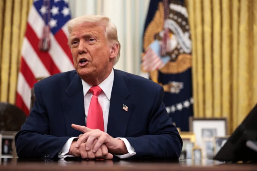 El presidente Donald Trump habla antes de firmar órdenes ejecutivas en el Despacho Oval de la Casa Blanca en Washington el 6 de marzo de 2025. (Alex Wong/Getty Images)