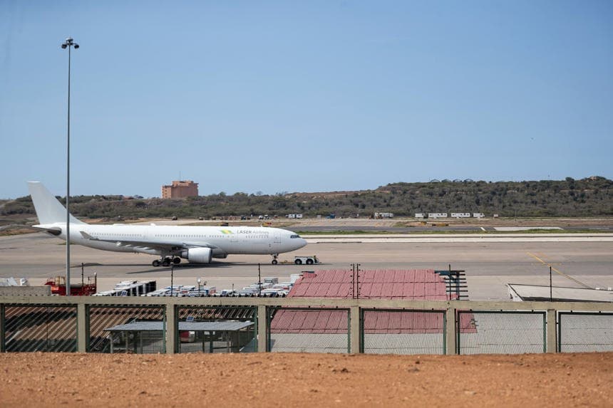Fotografía de archivo de un avión de la aerolínea Laser en el Aeropuerto Internacional de Maiquetía Simón Bolívar en La Guaira, Venezuela. (EFE/ Ronald Peña)