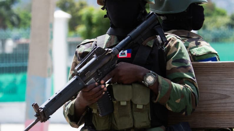 EE. UU. sanciona a funcionario haitiano por apoyar pandillas y revoca su visa