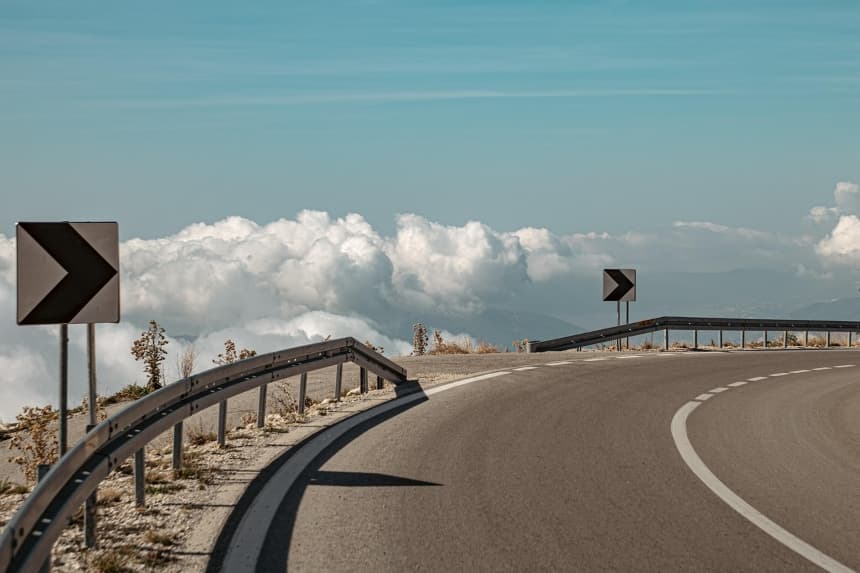 Señales que muestran la dirección en la carretera. (Took A Snap/Pixabay)