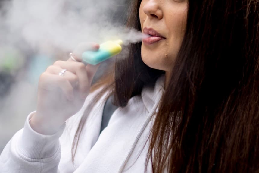 El mercado ilícito de vapeadores y tabaco en México se ha convertido en una de las fuentes de financiamiento más dinámicas del crimen organizado, por lo que actualmente siete carteles se disputan este mercado en el país, alertó un informe elaborado por organizaciones civiles y un periodista mexicano. Fotografía de archivo. (EFE/EPA/TOLGA AKMEN)