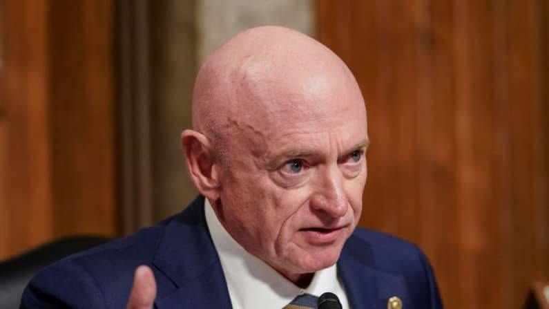 Hegseth ordena a la Marina revisar los comentarios del senador Mark Kelly sobre las "órdenes ilegales"