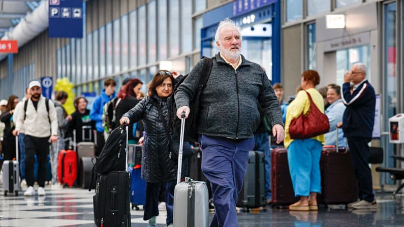 “Vístanse un poco mejor” no use pantuflas o pijama en el aeropuerto, pide secretario Duffy